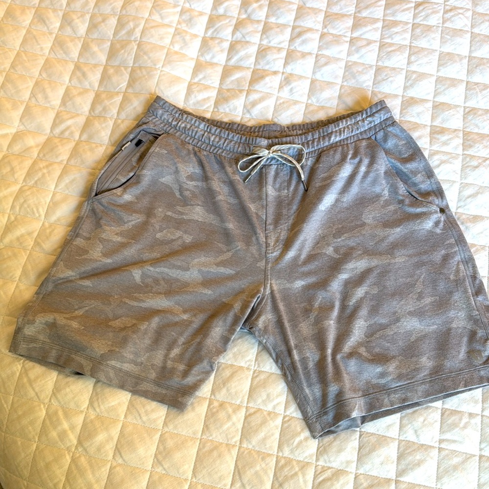 Vuori Ponto 7” inseam unlined Gray Camouflage Shorts-size L